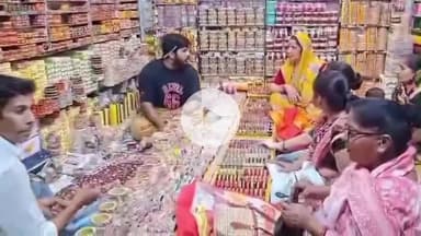 धौलपुर: शहर में करवा चौथ पर्व पर बाजारों में दिखी खासी भीड़, वर्दी में महिला सिपाही पहुंची ब्यूटी पार्लर