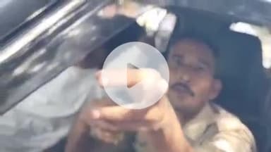 झांसी: SSP ऑफिस के बाहर सिपाहियों ने छलकाए जाम, बिना नंबर की कार के अंदर ड्रिंक करते हुए वीडियो वायरल होने पर दोनों हुए सस्पेंड