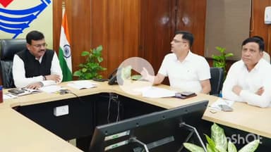 देहरादून: मुख्य सचिव आनंद बर्द्धन ने सचिवालय में झुग्गी बस्तियों के पुनर्विकास की बैठक की