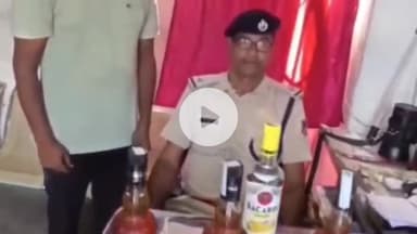 कोडरमा: कोडरमा स्टेशन पर RPF ने एक युवक को चार बोतल अंग्रेजी शराब के साथ गिरफ्तार किया