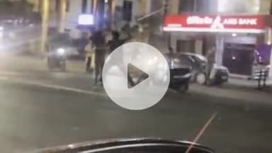 झांसी: अशोका बार के सामने शराबियों ने स्कूटी सवार युवक को रोककर जमकर पीटा, वीडियो हुआ वायरल