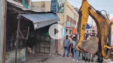 मथुरा: नगर निगम ने सौंख अड्डा पर अतिक्रमण के खिलाफ की कार्रवाई, योगराज ढाबे को बुलडोजर से तोड़ा