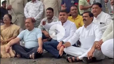 बिचौली हप्सी: खस्ताहाल सड़कों को लेकर कांग्रेस का प्रदर्शन, गड्ढों में बैठकर कांग्रेसियों ने निगम अधिकारियों और महापौर को घेरा