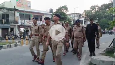 कोल: शहर में सुरक्षा व्यवस्था का एहसास दिलाने के लिए एसएसपी नीरज जादौन ने पुलिस बल के साथ किया पैदल मार्च