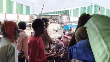 बीना: ग्राम बिहरना स्थित वेयरहाउस में पुलिस और प्रशासनिक अधिकारियों के बीच खाद का वितरण, बड़ी संख्या में पहुंचे किसान