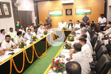 रामपुर: नगर विकास मंत्री ने जिलाधिकारी सभागार में जिले के सभी अधिकारियों के साथ बैठक की, मंत्री ने दिए जरूरी निर्देश