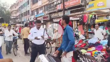 सागर नगर: कटरा बाजार में नगर निगम और यातायात पुलिस की संयुक्त कार्रवाई, वाहनों के चालान काटे और सड़क से अतिक्रमण हटाया