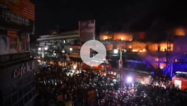 തളിപ്പറമ്പ്: തളിപ്പറമ്പ് നഗരം കത്തിയമർന്നു, രക്ഷാപ്രവർത്തനം തുടരുന്നു, തീ അണയുന്നില്ല