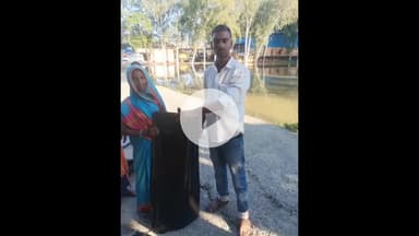 परिहार: परिहार के समाजसेवी कृष्ण मुरारी यादव ने जरूरतमंदों को पॉलीथिन उपलब्ध कराई