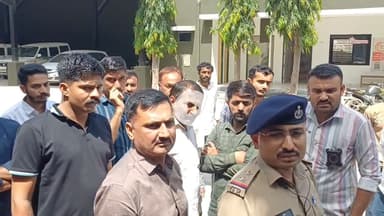 ધોરાજી: ધોરાજી નગરપાલિકાના છુટા કરાયેલા કર્મચારીઓના ચાલતા વિરોધ અને દેખાવ વચ્ચે બબાલ સર્જાતા પોલીસે અનેકની અટકાયત કરી