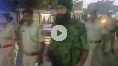 कुमारखंड: कुमारखंड थाना क्षेत्र में विधानसभा चुनाव शांतिपूर्ण कराने के लिए थानाध्यक्ष के नेतृत्व में निकला फ्लैग मार्च