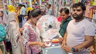 धौलपुर: करवाचौथ को लेकर विवाहिताओं में जबरदस्त उत्साह, ब्यूटी पार्लरों में मेहंदी लगवाने के लिए लगी रही भीड़, जमकर की खरीदारी