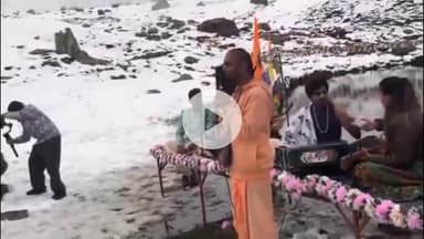 टापरी: बर्फबारी के बीच विश्व के सबसे ऊँचे कृष्ण मंदिर यूला में लोगों ने किया भजन कीर्तन, वीडियो आया सामने