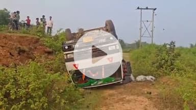 झाझा: तिलौना मोड़ के पास सब्जी लदी ट्रक अनियंत्रित होकर पलटी, चालक बाल-बाल बचा