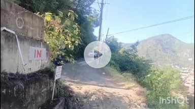 सोलन: न्यू कथेड़ में सड़क धँसने से दुर्घटनाओं का खतरा, स्थानीय लोगों का आरोप- प्रशासन नहीं दे रहा ध्यान