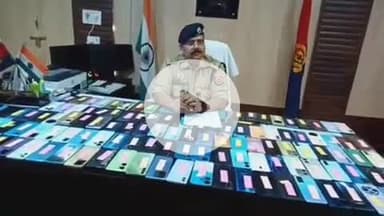 झांसी: GRP झांसी ने 53 लाख के 355 खोए हुए मोबाइल बरामद किए, मालिकों को लौटाई खुशी