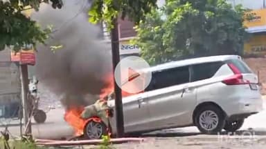 हरदोई: मन्नापुरवा के पास चलती अर्टिका कार में लगी आग, चालक ने कूदकर बचाई जान, फायर बिग्रेड ने पाया आग पर काबू