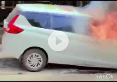 हरदोई: लखनऊ मार्ग पर नानक गंज झाले के पास आर्टिका कार में अचानक लगी आग, दमकलकर्मियों ने आग पर काबू पाया