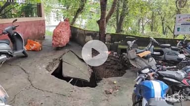 सोलन: सोलन शहर के शक्तिनगर गेट नंबर 2 में एंबुलेंस रोड पर विशालकाय गड्ढे में बाइक आई चपेट में