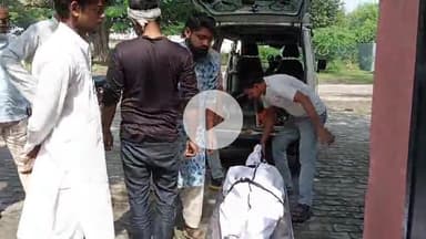 कोल: जलालपुर पुलिस चौकी के निकट अज्ञात वाहन की टक्कर से मोपेड सवार व्यक्ति की हुई मौत, पुलिस ने कराया पोस्टमार्टम