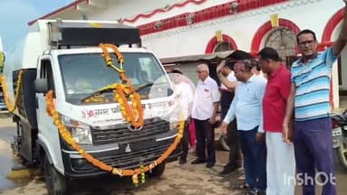 जगदलपुर: महापौर संजय पांडे ने दंतेश्वरी मंदिर प्रांगण से शहर की सफाई व्यवस्था के लिए स्वीपिंग मशीनों को दिखाई हरी झंडी