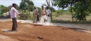 కాలూర్ తిమ్మనదొడ్డి: కేటి దొడ్డి మండల కేంద్రంలోని రహదారి మరమ్మత్తులు చేపట్టిన ఎసై శ్రీనివాస్