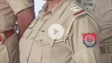 प्रतापगढ़: छात्रा बनी एक दिन की देल्हुपुर थाने की थाना प्रभारी, बिना हेलमेट बाइक चलाने वालों को गुलाब का फूल दिया