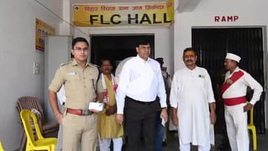 बक्सर: विधानसभा चुनाव: डीएम, एसपी ने किया वेयर हाउस का निरीक्षण