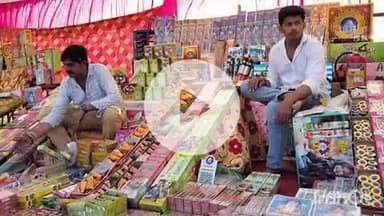 औरैया: दिबियापुर कस्बा के नुमाइश मैदान में करवा चौथ त्यौहार पर लगी आतिशबाजी की दुकानें