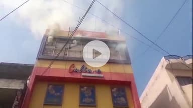 झांसी: टंडन रोड पर नगरीया रसोई क्लॉथ की दुकान की तीसरी मंजिल पर शॉर्ट सर्किट से लगी आग, लाखों का सामान जलकर हुआ खाक