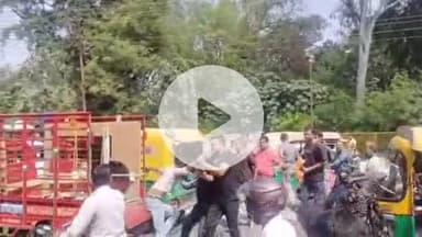 झांसी: GIC कॉलेज के पास टैक्सी और कार में हुई टक्कर, कार सवार लोगों ने टैक्सी चालक को सड़क पर पीटा, वीडियो हुआ वायरल