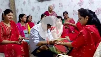 झांसी: करवाचौथ पर ओम शांति नगर कॉलोनी की महिलाओं ने हाथों पर मेंहदी से लिखा 'ऑपरेशन सिंदूर'