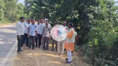 सड़क चौड़ीकरण सुगम एवं सुरक्षित यातायात को लेकर किसान नेता देवस्वरूप पटेल ने की बैठक मांगे सुझाव।