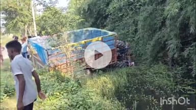 हरदोई: टड़ियावां-हरिहरपुर मार्ग पर टड़ियावां पुल के निकट पिकअप को बचाने के चक्कर में ट्रैक्टर ट्रॉली अनियंत्रित होकर खाई में घुसी