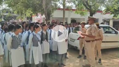 धनौरा: गजरौला पुलिस ने नारायण स्मारक इंटर कॉलेज की छात्राओं को साइबर अपराध के प्रति किया जागरूक