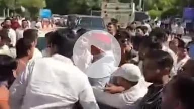 झांसी: झांसी यूनिवर्सिटी में मुलायम सिंह की पुण्यतिथि पर पूर्व विधायक दीपनारायण का छात्रों ने किया घेराव, वीडियो वायरल