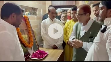रामपुर: जेल रोड स्थित आवास पर सपा नेता आज़म खान ने पूर्व मुख्यमंत्री मुलायम सिंह यादव की पुण्यतिथि पर श्रद्धांजलि अर्पित की