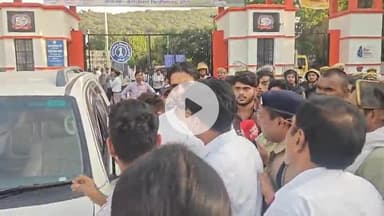 झांसी: यूनिवर्सिटी में मुलायम सिंह की पुण्यतिथि कार्यक्रम के दौरान बवाल, ABVP के कार्यकर्ताओं ने पूर्व मंत्री की गाड़ी पर फेंके