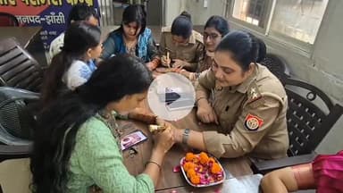 झांसी: झाँसी महिला थाने में करवा चौथ की रौनक, कर्तव्य, ड्यूटी और परंपरा सभी निभा रहीं झांसी की महिला पुलिसकर्मी