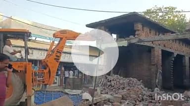 बहराइच: वजीरबाग चिकमंडी इलाके में नगरपालिका का बुलडोजर गरजा, 18 दुकानों पर हुई कार्रवाई