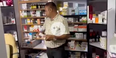 बागपत: औषधि निरीक्षक बागपत मोहित कुमार ने जिले के दो अस्पतालों और एक मेडिकल स्टोर से कफ सिरप के नमूने किए संग्रहित