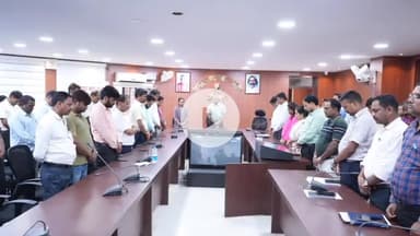 कोडरमा: अनुमंडल कार्यालय में कार्यरत अनुसेवक की मौत पर समाहरणालय में उपायुक्त समेत अन्य अधिकारियों ने दी श्रद्धांजलि