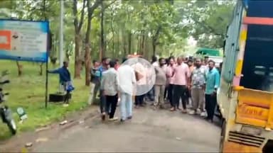 அஞ்செட்டி: அய்யூர் சோதனை சாவடி வழியாக உள்ளூர் மக்கள் சென்று வர கட்டணம் : எதிர்ப்பு தெரிவித்து மலை கிராம மக்கள் போராட்டம்