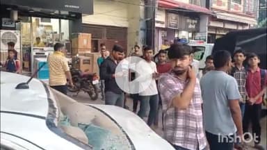 सासाराम: सासाराम के गौलक्षणी मोहल्ले में सब्जी की दुकान पर कार चढ़ाने से दो व्यक्ति हुए जख्मी