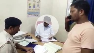 गोरौल: भटौलीया गांव: मुर्गा कम दाम में न देने पर दुकानदार की चाकू से हत्या, आगजनी के बाद सड़क जाम