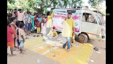 बक्सर: मतदाता जागरूकता को लेकर स्वीप कार्यक्रम के तहत नुक्कड़ नाटक का आयोजन, लोगों को किया जागरूक