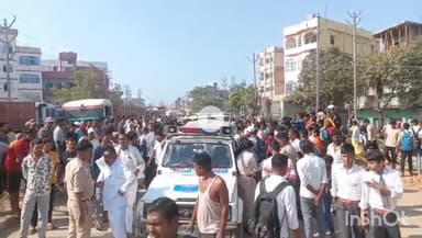 आरा: धोबी घटवा मोड पर तेज रफ्तार ट्रक की चपेट में आने से छात्र की मौत, आक्रोशित लोगों ने सड़क जाम किया