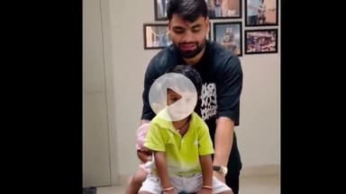 कोल: ओजोन सिटी में रिंकू सिंह ने घर पर भतीजी-भतीजे को ब्रीफकेस पर बैठाकर मस्ती करते हुए वीडियो में नजर आए, वीडियो हुआ वायरल