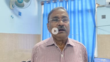 आरा: आरा सदर अस्पताल में डेंगू से बचाव की जानकारी देते हुए भोजपुर के सिविल सर्जन डॉक्टर शिवेंद्र कुमार सिंह