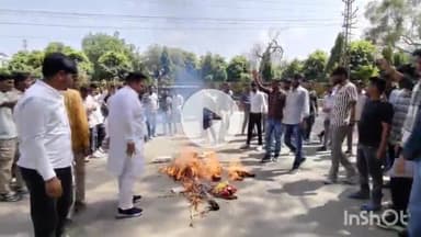 भीलवाड़ा: एनएसयूआई कार्यकर्ताओं ने कलेक्ट्रेट कार्यालय पर किया विरोध प्रदर्शन, सीएम का फूंका पुतला और सौंपा ज्ञापन